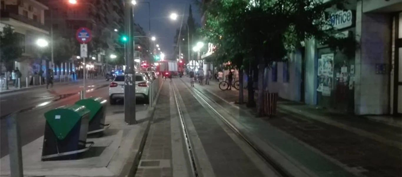 Συναγερμός στον Πειραιά: Αυτοκίνητο τυλίχθηκε στις φλόγες λόγω βλάβης (φώτο)